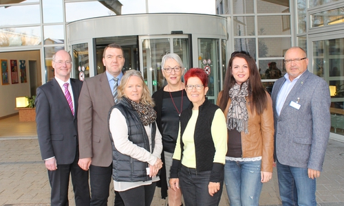 Mitglieder der Geschäftsführung des Städtischen Klinikums gratulieren den Vorstandsmitgliedern des Fördervereins. V.li.: Verwaltungsdirektor Klaus Salge, Geschäftsführer Axel Burghardt, stellvertretende Vorsitzende Katharina Klingenberg, Schriftführerin Angelika Weihe, Vorsitzende Dörthe Weddige-Degenhard, Schatzmeisterin Mimoza Morina, Pflegedirektor Ralf Harmel. Foto: Privat