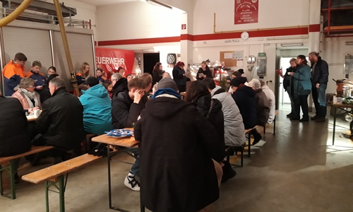Die Besucher beim Lebendigen Adventskalender. Foto: Ines Bremer