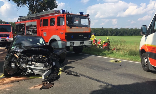 Drei Fahrzeuge wurden bei dem Unfall komplett zerstört. Fotos: Frederick Becker, Video: aktuell24