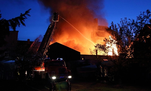 Als die ersten Einsatzkräfte morgens um 4 Uhr vor Ort ankamen, stand das Gebäude bereits im Vollbrand. 
Foto: Hawellek/Kreisfeuerwehrpressestelle