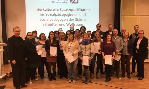 Referentinnen und Referenten der Tagung "Management der Flüchtlingsintegration" mit Teilnehmenden der Interkulturellen Zusatzqualifikation. Foto: Stadt Wolfsburg.