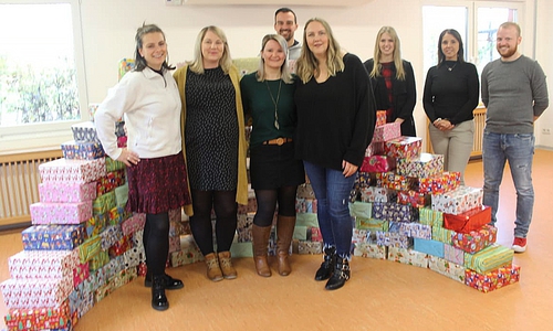 Ein wahrer Geschenkeberg wurde von der Elternvertretung der städtischen Kita am Gutspark in Mörse für bedürftige Kinder in Osteruropa gepackt und an Serviceclub Round Table für den Weihnachtspäckchenkonvoi übergeben. Foto: Stadt Wolfsburg
