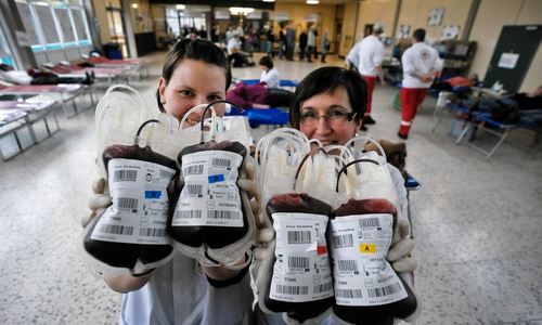 Schwester Bianca und Schwester Elke würden sich über viele Blutspenden am Ostersamstag freuen.