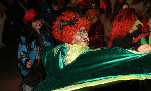 Das wird ein heißer Ritt auf dem Besen: Die „Wolfshäger Hexenbrut” feiert Walpurgisnacht. Foto: Ralf Wiegmann