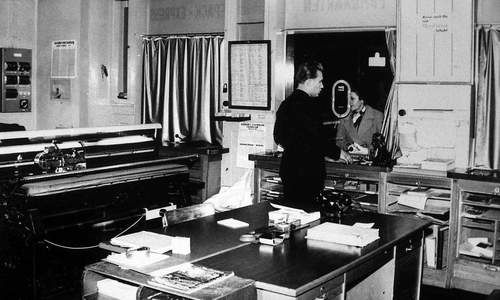 Fahrkartenausgabe Wolfenbüttel in den 60er Jahren.: Alle Kunden wurden zügig und persönlich bedient, heute steht man einem Automaten gegenüber.  Foto: Gerald Miska aus Schladen
