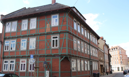 Im Innenhof dieses Hauses stürzte am Samstagabend ein Balkon im zweiten Obergeschoss mit neun Personen ein. Foto: Jan Borner