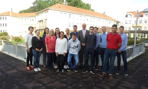 V.l.n.r. Monique Bufe (Personalwesen/Ausbildung), Heidrun Hesselmann, Anna Stolarczyk, Maike Mühlhausen, Luise Schwarz, Giselia Krückemeier, Katharina Herbst, Niklas Dutke, Artur Kisch, Landrat Franz Einhaus, Fabio Eikermann, André Wedekind, Hauke Mattern, Calvin Burghardt, Nico Schridde.
Foto: Landkreis Peine
