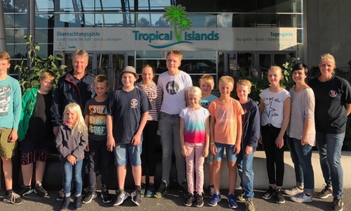 Die Reisegruppe vor dem Tropical Island. Foto: privat