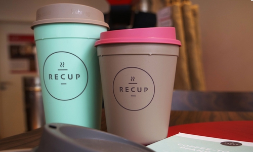 So sehen die nachhaltigen Becher des RECUP-Mehrwegbechersystems aus. Foto: Stadt Wolfenbüttel