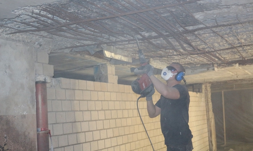 In den vergangenen Monaten wurden nach dem Brand in der Magni-Tiefgarage viel gewerkelt. Am Freitag wird das Parkhaus wieder komplett geöffnet. Foto: Robert Braumann