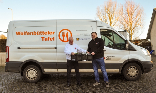 Die Tafel Wolfenbüttel ist auf Menschen wie Peter Moritz und Rafael Skrzeczek angewiesen, die regelmäßig gespendete Lebensmittel einsammeln, sortieren und an Bedürftige ausgeben. Foto: DRK