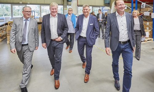 Der niedersächsische Wirtschaftsminister zu Besuch bei Med-X-Press
v.l. Lars Dörhage, Geschäftsführer Med-X-Press GmbH, Dr. Bernd Althusmann, Niedersächsischer Minister für Wirtschaft, Arbeit, Verkehr und Digitalisierung sowie Landesvorsitzender der CDU, Karl-Heinz Dörhage, Gründer von Med-X-Press und Ralph Bogisch, Vorsitzender des CDU-Kreisverbands, Goslar. Foto: Med-X-Press