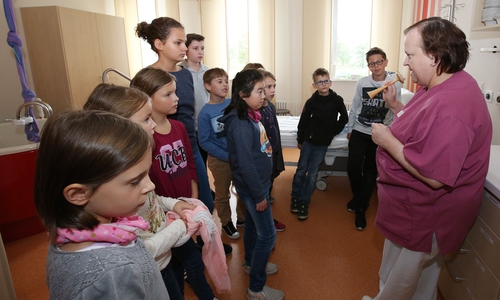 Leitende Hebamme am Helios Klinikum Gifhorn bei der Führung durch den Kreißsaal. Fotos: regios24/Sebastian Priebe