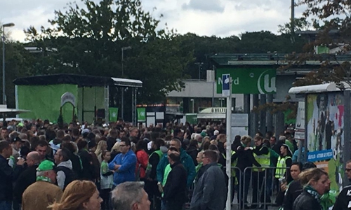 Nach kurzer Zeit war es wieder ruhig vor der Arena. Foto: Jens Bartels