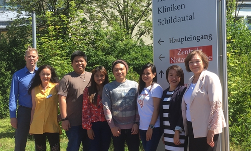 Thomas Niermeier (Pflegedirektor),  Annett Dziuba (Bereichsleitung Pflege), die neuen Pflegekräfte von den Philippinen:  Ramon Benedicto Sumabat, Ann Sambu, Mark Donell Patino, Rina Racraquin, Janny Ann Marie Perdido sowie Geschäftsführerin Adelheid May. Foto: Asklepios Kliniken Schildautal
