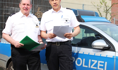 Polizeikommissar Reiner Stautmeister und Ullrich Müller, Leiter der Polizeistation Vorsfelde, präsentieren die Unfallstatistik. Foto: Sandra Zecchino