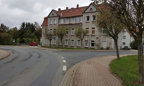 Anwohner der Hauptstraße in Börßum fürchten, dass es zu weiteren Unfällen in der Kurve kommt. Fotos: Privat