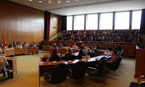 Die Schüler der Hoffmann-von-Fallersleben-Realschule kamen zu ihrer Zertifikatübergabe durch die IHK in den Ratssaal des Rathauses Wolfsburg. Foto: Christoph Böttcher