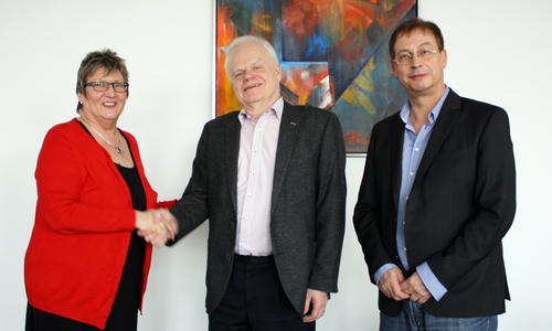 "Auf Wiedersehen" (von links): Präsidentin Prof. Dr. Rosemarie Karger, Prof. Dr. Manfred Hamann und Dekan Prof. Dr. Peter Stuwe. Foto: Ostfalia