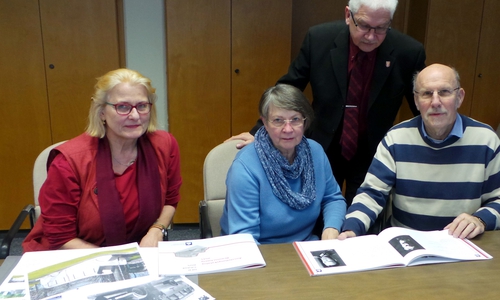 Heidemarie Rank, Rosemarie und Manfred Saak informieren Bürgermeister Henry Bäsecke über den Planungsstand zur Wanderausstellung im Schöninger Rathaus. Foto: Stadt Schöningen