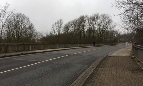 Die Brücke an der Lindenhalle soll nicht saniert oder gar abgerissen werden. Foto: Nick Wenkel 