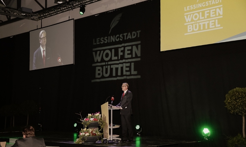 Björn Reckewell stellt das neue Markenleitbild "Lessingstadt Wolfenbüttel" vor. Foto: Stadt Wolfenbüttel