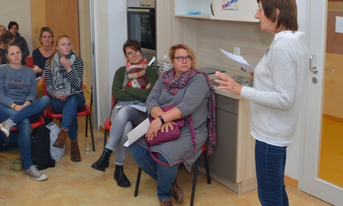 Einrichtungsleiterin Traute Prüß (rechts) begrüßte zahlreiche Erzieherinnen aus dem Landkreis Wolfenbüttel bei der Frühförderung. Fotos: Lebenshilfe