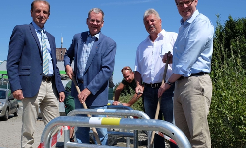 Neue Fahrradbügel in Meine - spendiert vom Regionalverband. Beim Aufbau dabei: (v.l.) Verbandsdirektor Hennig Brandes, stell. Verbandsvorsitzender Michael Kramer, Verwaltungsleiter Reinhard Frank und Landrat Dr. Andreas Ebel.
Foto: Regionalverband Großraum Braunschweig
