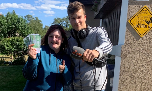 Annalena aus Vienenburg freut sich über ihren Gewinn von 1.000 Euro. Foto: 89.0 RTL
