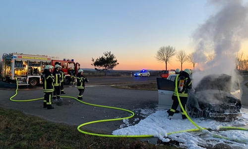 Die Rauchsäule war schon aus großer Entfernung sichtbar. Fotos: Feuerwehr Groß Brunsrode