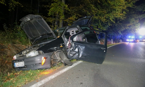 Bei dem Unfall prallten zwei Autos zusammen. Drei Menschen wurden verletzt. Foto: Rudolf Karliczek