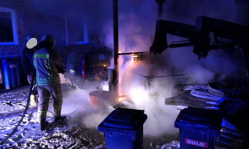 Durch das beherzte Eingreifen konnte die Feuerwehr verhindern, dass das Feuer auf das Wohnhaus übergriff. Fotos: Feuerwehr Samtgemeinde Grasleben