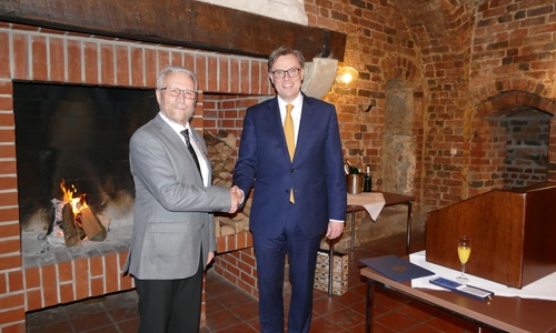 Landrat Dr. Andreas Ebel vergab das Verdienstkreuz am Bande des Verdienstordens der Bundesrepublik Deutschland an Heinz Gabriel (li.). Foto: Landkreis Gifhorn