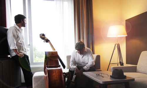 Jan Behrens (links) und Jürgen Osterloh geben ein Konzert in der KuBa Kulterhalle. Foto: Privat