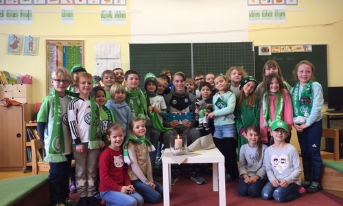 Spieler Lesen für Kinder. Foto: VfL Wolfsburg