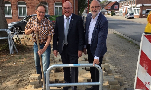 Hartmut Hoefer, Tiefbauamt, Eckhard Montzka, Samtgemeindebürgermeister Meinersen und Detlef Tanke, Verbandsvorsitzender des Regionalverbandes installieren die Fahrradbügel an der neuen Bushaltestelle Uhlenkamp in Meinersen. Fotonachweis: Regionalverband