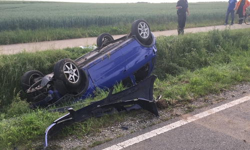 Das Auto kam im Graben auf dem Dach zum Stehen. Fotos: aktuell24BM