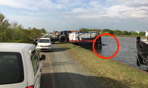 Die beteiligten Boote. Vom Sportboot ragen nur noch Reste aus dem Wasser (roter Kreis). Foto: aktuell24/Kr