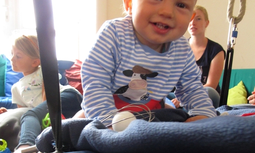 Der kleine Jonas und seine Mama genießen die aufregenden Stunden im Bewegungsraum des ITZ. Foto: iTZ/DRK