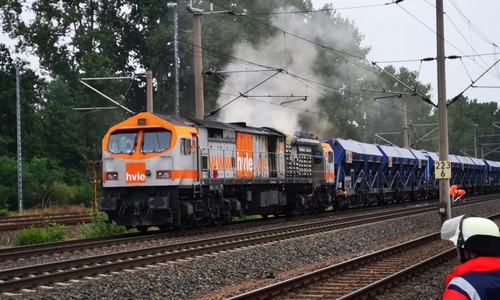 Die Feuerwehr ist vor Ort um die Lok zu löschen. Foto/Video: aktuell24(DC)