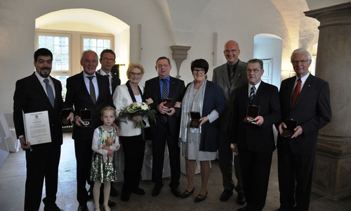 Mit der Stadtplakette in Silber wurden Ehepaar Katharina und Bernd Hansmann, Wolfgang Heitmann sowie Detlef Wittig ausgezeichnet. Die Stadtplakette in Bronze wurde an Hiltrud Jeworrek, Günter Odenbreit und Abdallah Zaibi überreicht. Foto: Stadt Wolfsburg