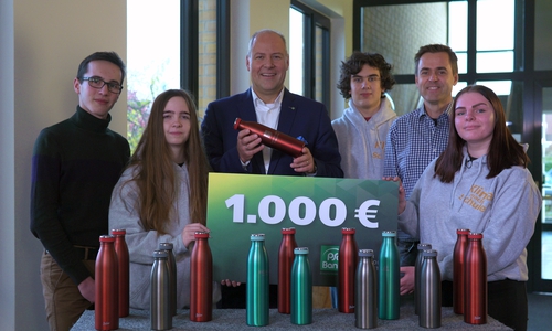 Carsten Graf, Mitte, Vorstandssprecher der PSD Bank Braunschweig eG, Lehrer Michael Aepkers, 2.v.r. und die Klimaretter des Julius-Spiegelberg-Gymnasiums Vechelde.
Foto: PSD Bank