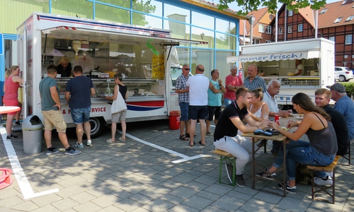 Tische und Bänke sind bei der Eröffnung gut gefüllt. Foto: Gemeinde Lehre