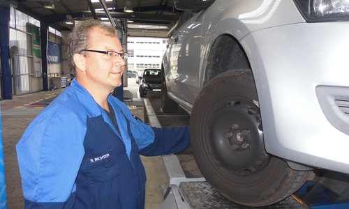 TÜV Nord Mitarbeiter bei der Überprüfung der Federbeine und Fahrwerk. Fotos: Verkehrswacht Wolfsburg