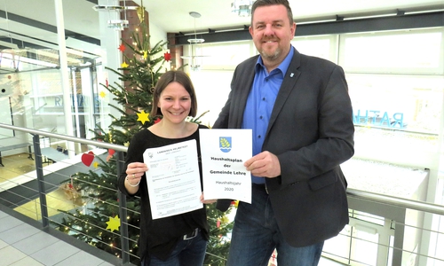 Freuen sich über die frühzeitige Genehmigung des Haushaltsplans 2020: Kämmerin Julia Kudlatschek und Bürgermeister Andreas Busch. Foto: Gemeinde Lehre