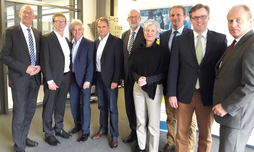 Die Mitglieder des Verbandsrates (v.l.): Franz Einhaus, Landrat Peine, Oberbürgermeister Klaus Mohrs (Wolfsburg), Frank Klingebiel (Salzgitter), Ulrich Markurth (Braunschweig), Verbandsvorsitzender Regionalverband Detlef Tanke, Christiana Steinbrügge, Landrätin Wolfenbüttel, Verbandsdirektor Hennig Brandes, Dr. Andres Ebel, Landrat Gifhorn und Gerhard Radeck, Landrat Helmstedt. (Es fehlt Thomas Brych, Landrat Goslar). Foto: Regionalverband Großraum Braunschweig.