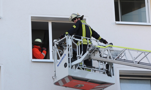 In der Christian-Wilmer-Straße kam es zu einem Brand in einem Mehrfamilienhaus. Fotos: Karliczek