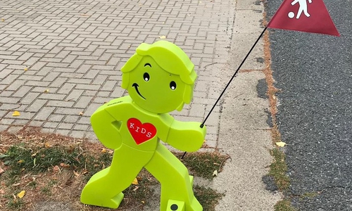 Die entwendete Streetbuddy-Warnfigur ist wieder da. Foto: Polizei