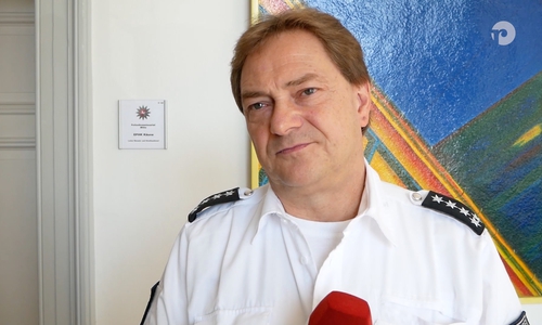 Lutz Käune, Leiter des Einsatz- und Streifendienstes im Polizeikommissariat Mitte, erklärt im Interview mit regionalHeute.de, dass es gerade am Wochenende häufig zu heftigen Attacken gegen Polizeibeamte kommt. Foto/Video: Alexander Panknin