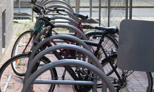 Nach Ansicht der Verwaltung würden Fahrradbügel am Kornmarkt den Lieferverkehr behindern. Symbolfoto: regionalHeute.de